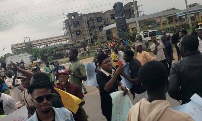 Students Blocking Lagos-Ibadan Expressway Over ASUU Strike UnlawfulâFG -  THENETWORK